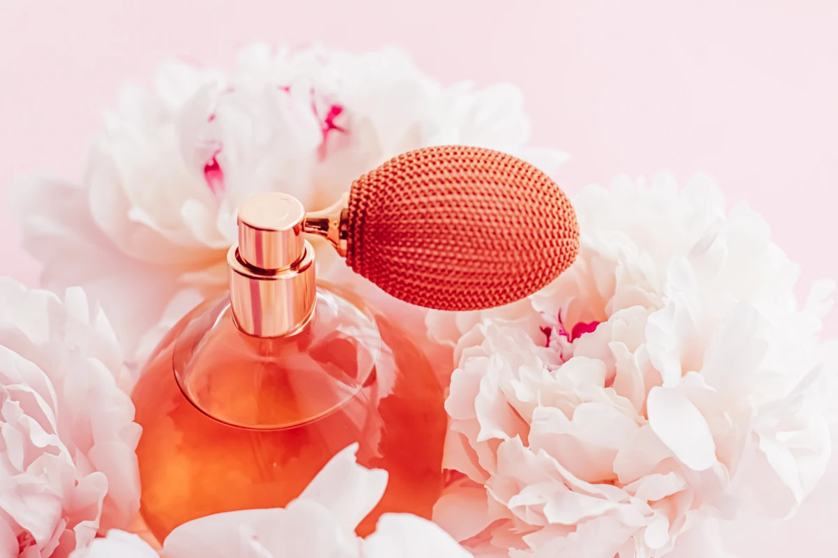Najpiękniejsze kwiatowe perfumy damskie - top 11 zapachów Fabryka Zapachu